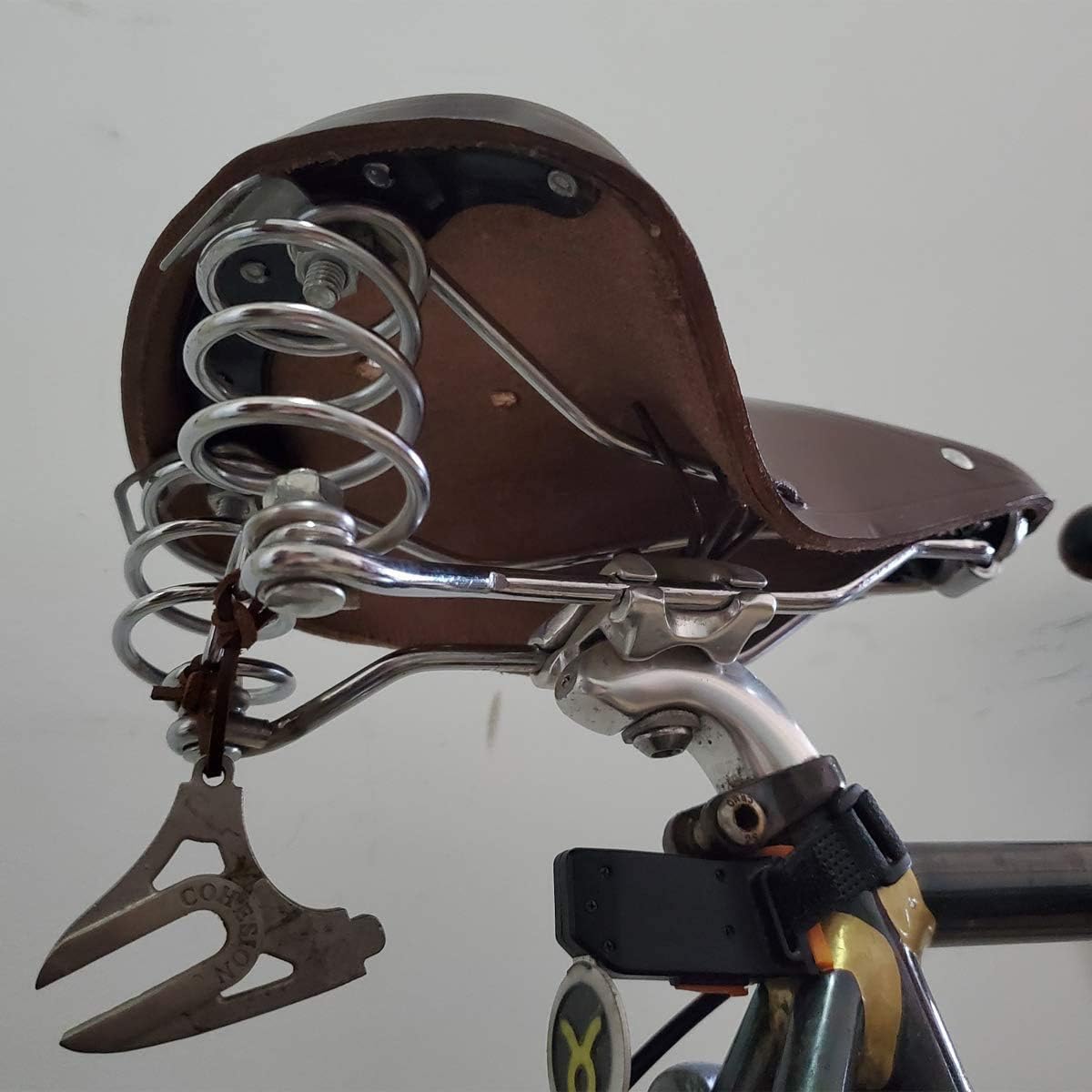 UNISTRENGH English Vintage Bicycle Saddle Touring City Saddle Comfortable Comfort Leather Bicycle Seat with Spring Rivets for Women Men